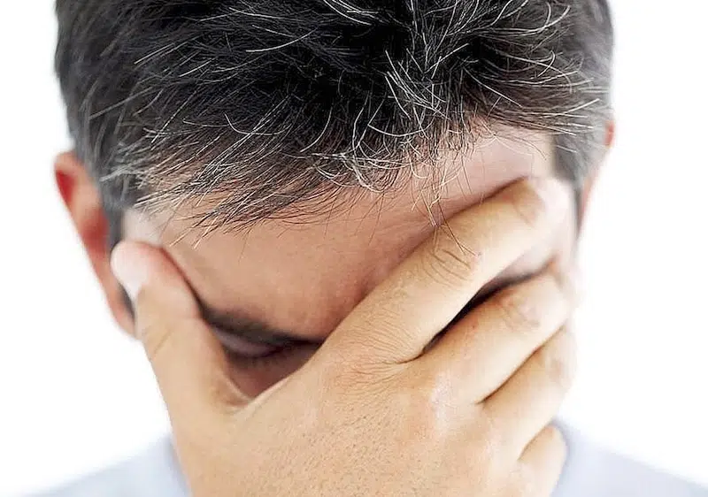 Tình trạng tóc bạc sớm khiến nhiều người lo lắng