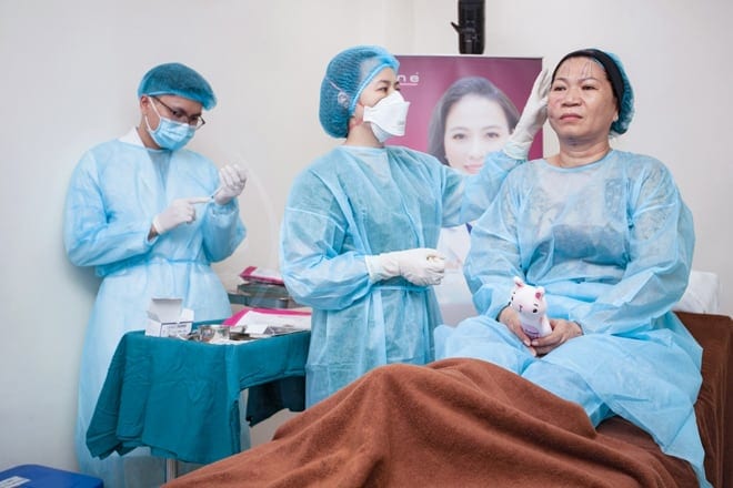 Bác sĩ chuyên khoa II Nguyễn Phương Thảo, giám đốc chuyên môn phòng khám da liễu thẩm mỹ Pensilia là chuyên gia đào tạo căng chỉ nội khoa thương hiệu Xline