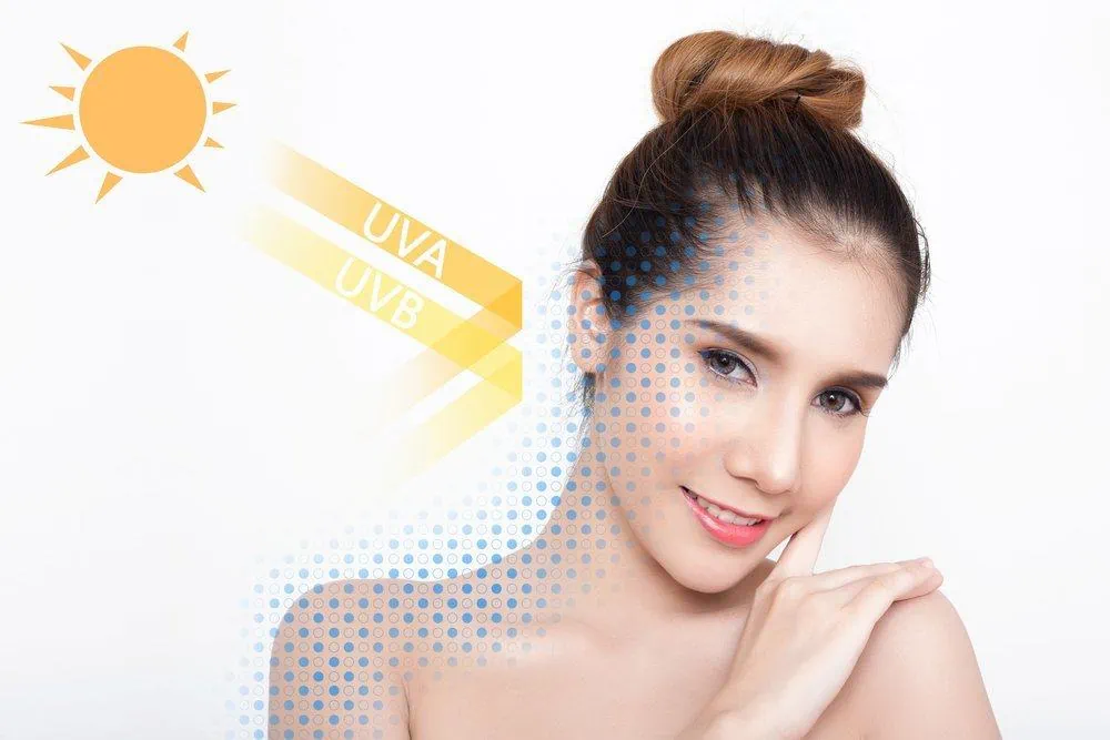 Dù ở trong nhà, da của bạn cũng có thể tiếp xúc với ánh nắng