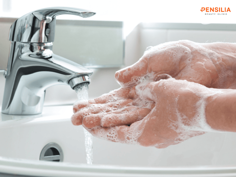 Rửa tay thật sạch trước khi chăm sóc da là điều rất cần thiết 