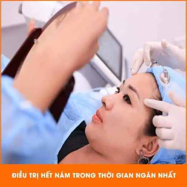 Bác sĩ điều trị nám bằng công nghệ laser đồng