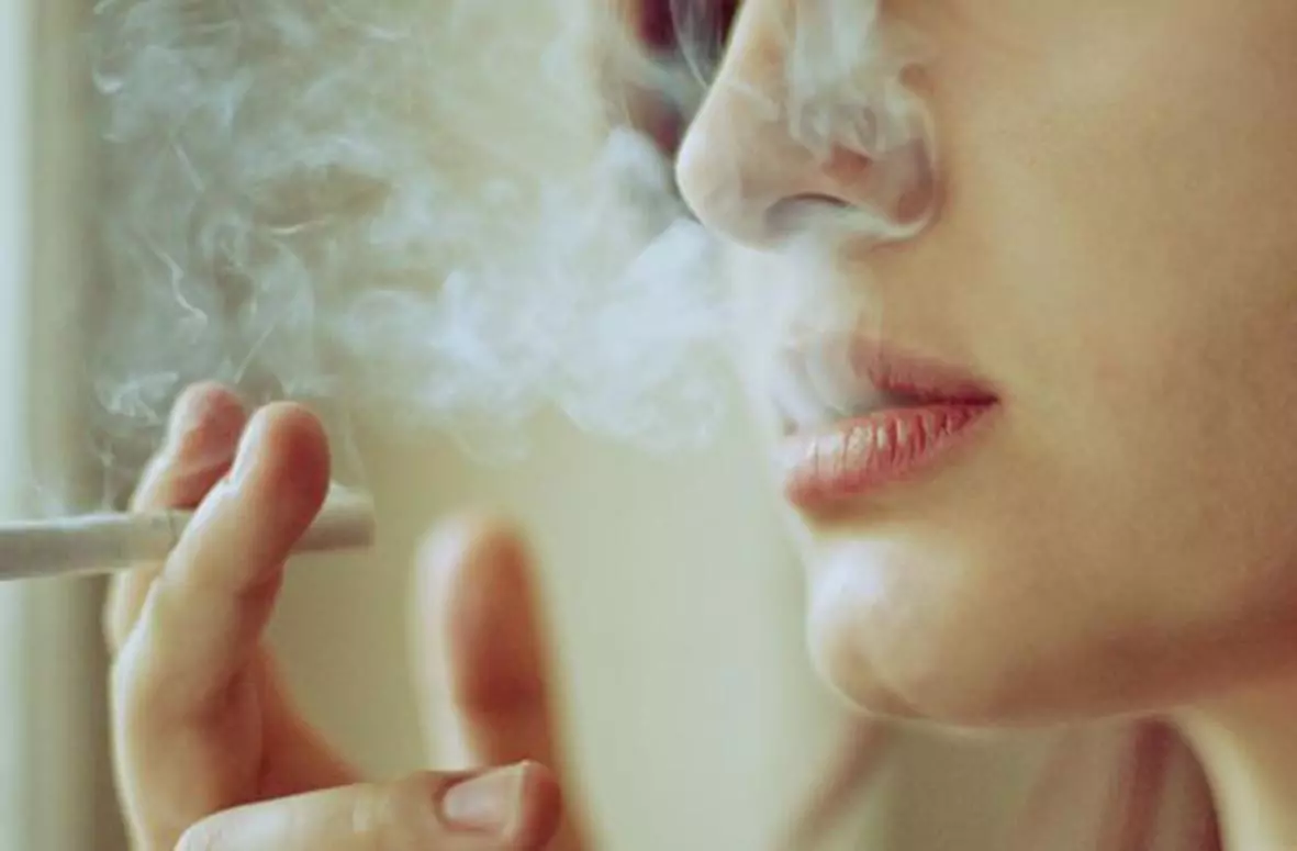 Nicotine trong thuốc lá khiến mạch máu của chúng ta co lại, điều này làm giảm lưu lượng máu đến da