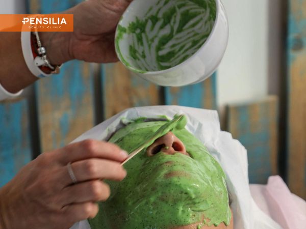 Phụ nữ xem cách trị nám tại nhà và thực hiện đắp mặt nạ nha đam