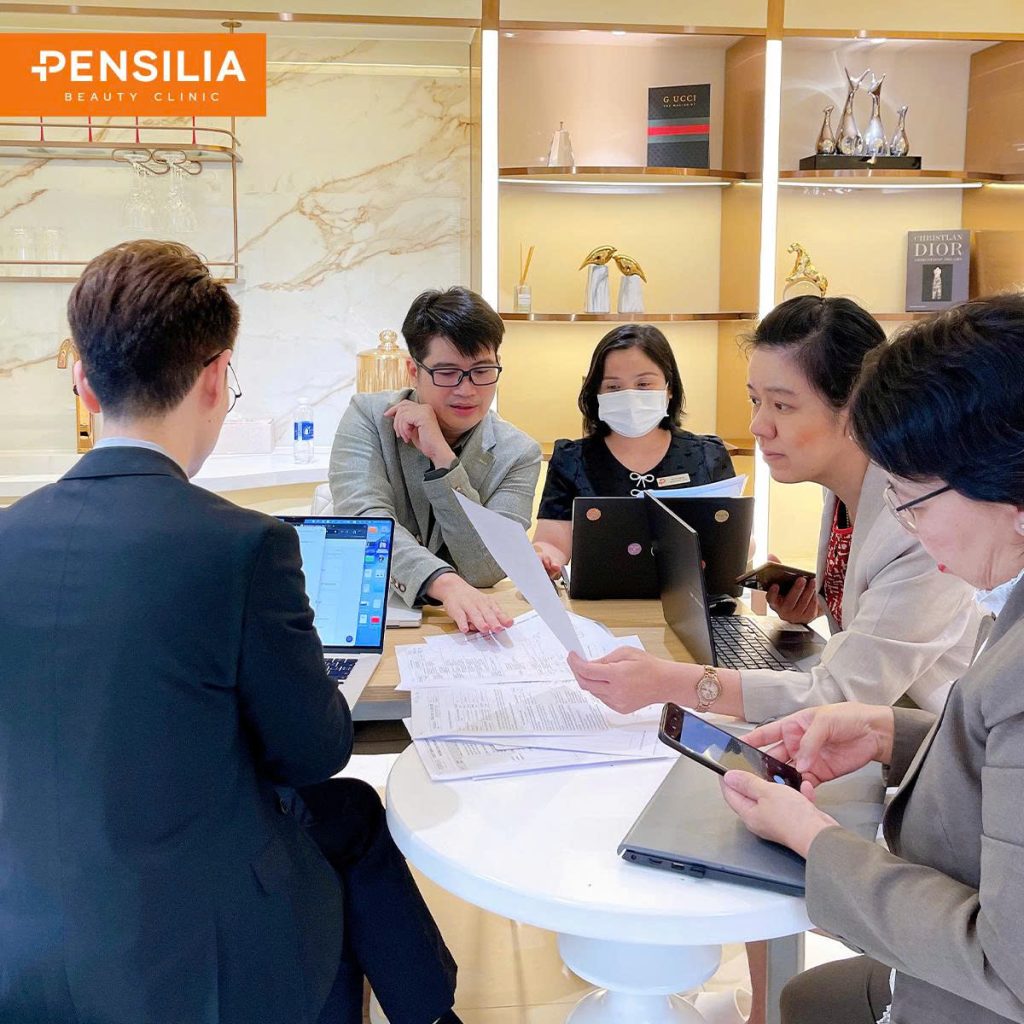 CEO Tạ Chí Cường đang tiếp đoàn thẩm định AACI