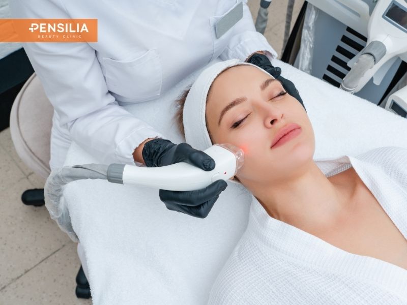 Khách hàng đang thực hiện liệu trình công nghệ trẻ hóa da nâng cơ tầng sâu