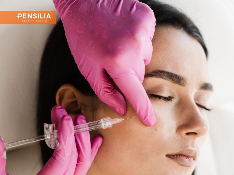 Bác sĩ da liễu thực hiện kỹ thuật tiêm HA giúp trẻ hóa da hiệu quả bền vững.