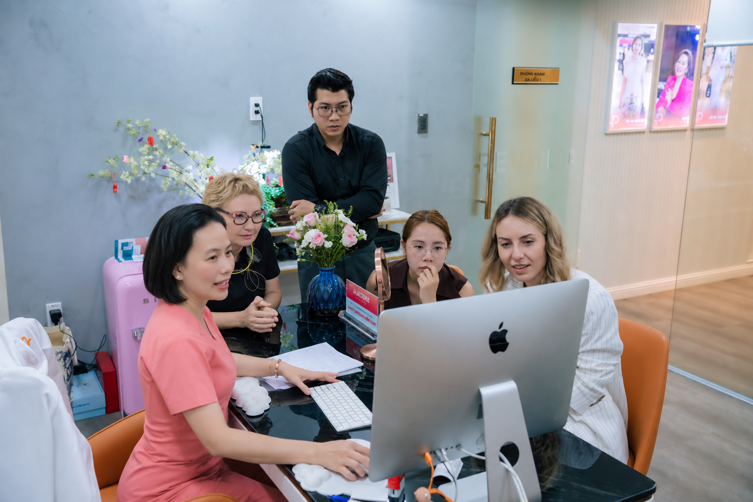 Đại diện URGO Aesthetics và đội ngũ Pensilia Beauty Clinic trao đổi tại phòng khám trong chuyến thăm ngày 22/10/2026