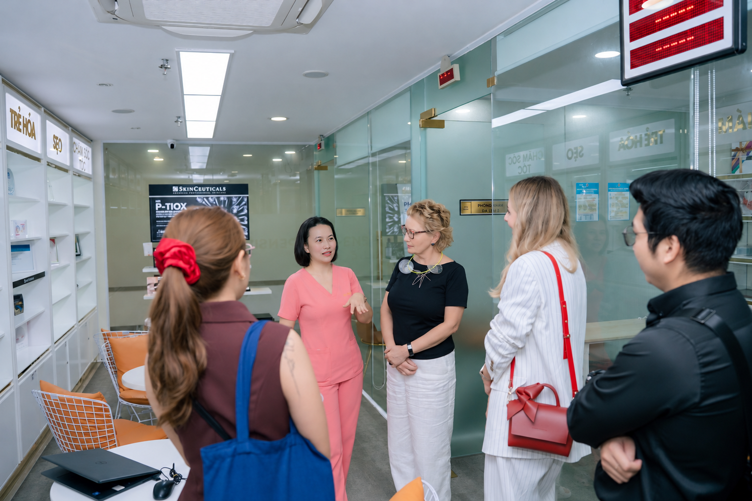Đại diện URGO Aesthetics và NZ Group giao lưu cùng đội ngũ Pensilia Beauty Clinic trong chuyến thăm ngày 22/10/2026