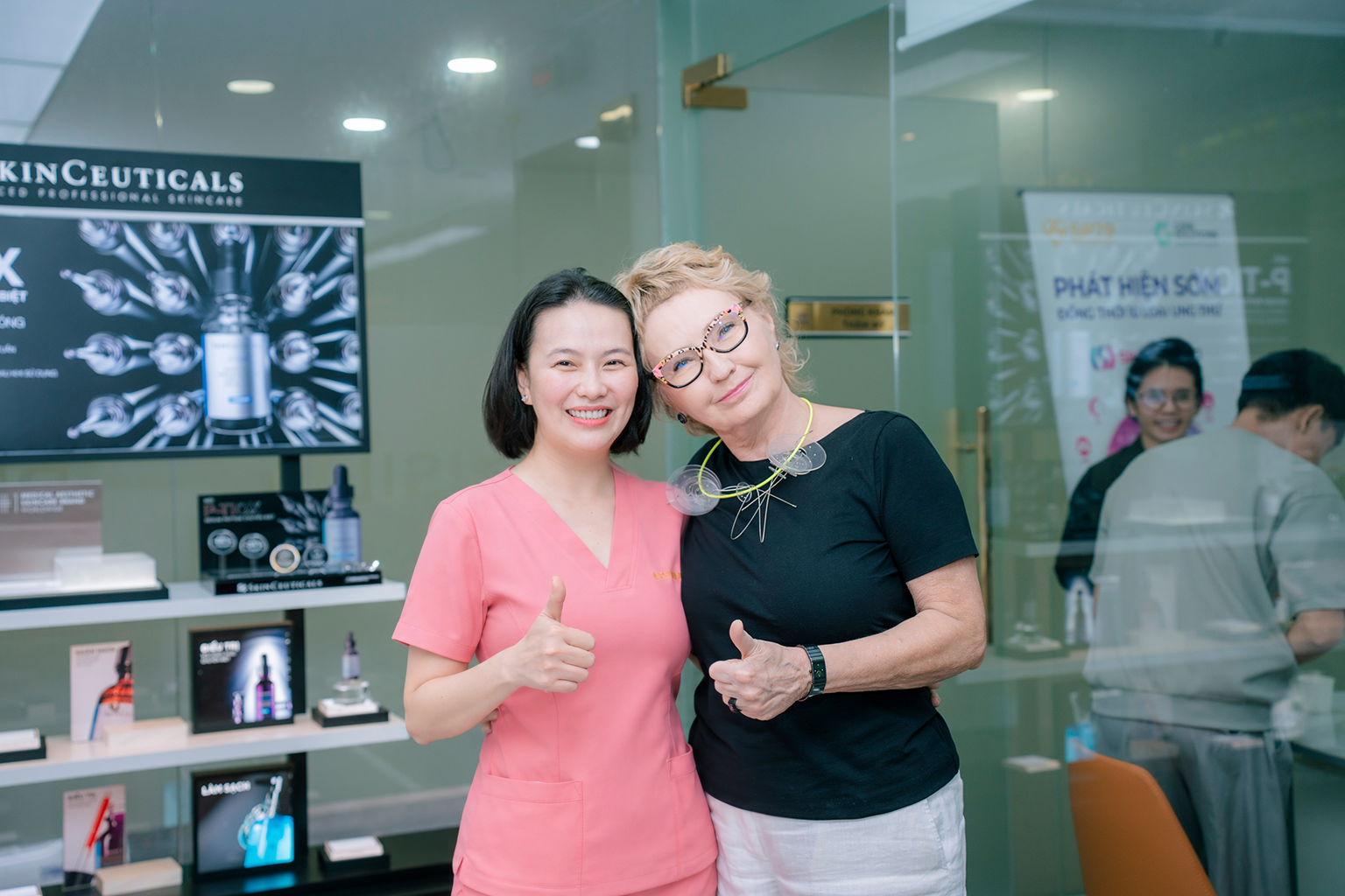 Đại diện URGO Aesthetics chụp ảnh lưu niệm cùng đội ngũ Pensilia Beauty Clinic tại phòng khám ngày 22/10/2026