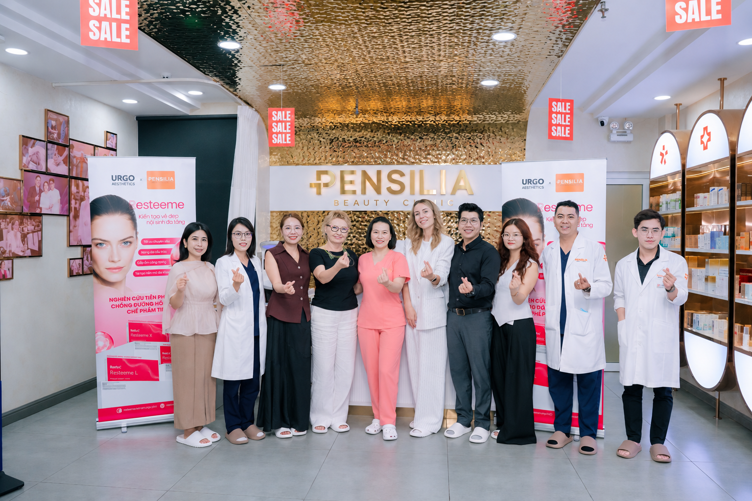 Đại diện URGO Aesthetics và NZ Group chụp ảnh cùng đội ngũ Pensilia Beauty Clinic trong chuyến thăm và kết nối chuyên môn ngày 22/10/2026