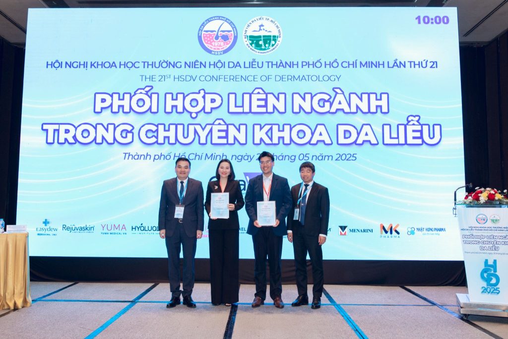 PGS.TS.Bs Nguyễn Trọng Hào và TS.Bs Vũ Thái Hà trao chứng nhận báo cáo viên tại Hội nghị khoa học cho Ths Bs CKII Nguyễn Phương Thảo và Bs.CKII Nguyễn Cát Phương Vũ