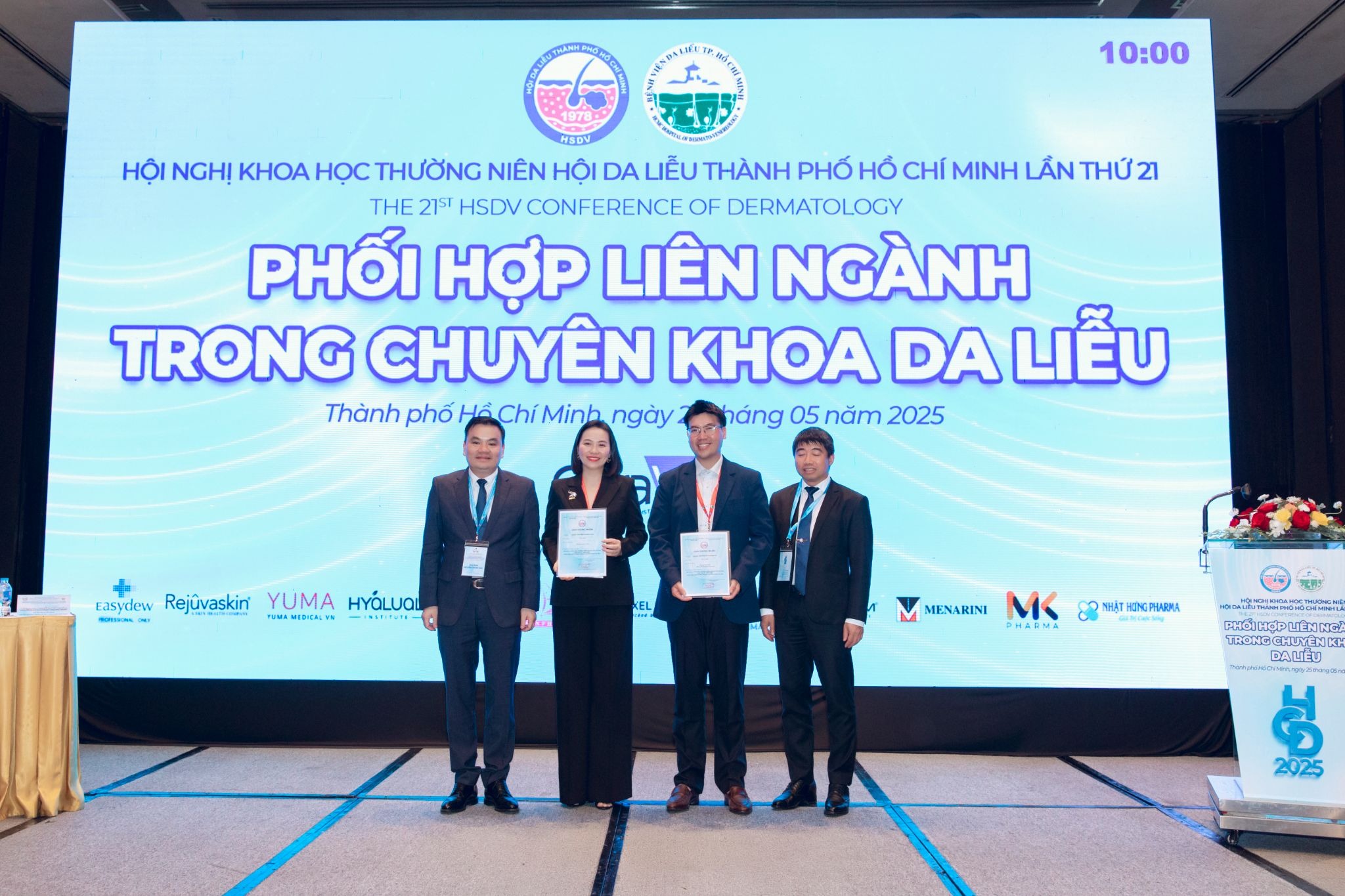 PGS.TS.Bs Nguyễn Trọng Hào và TS.Bs Vũ Thái Hà trao chứng nhận báo cáo viên tại Hội nghị khoa học cho Ths Bs CKII Nguyễn Phương Thảo và Bs.CKII Nguyễn Cát Phương Vũ