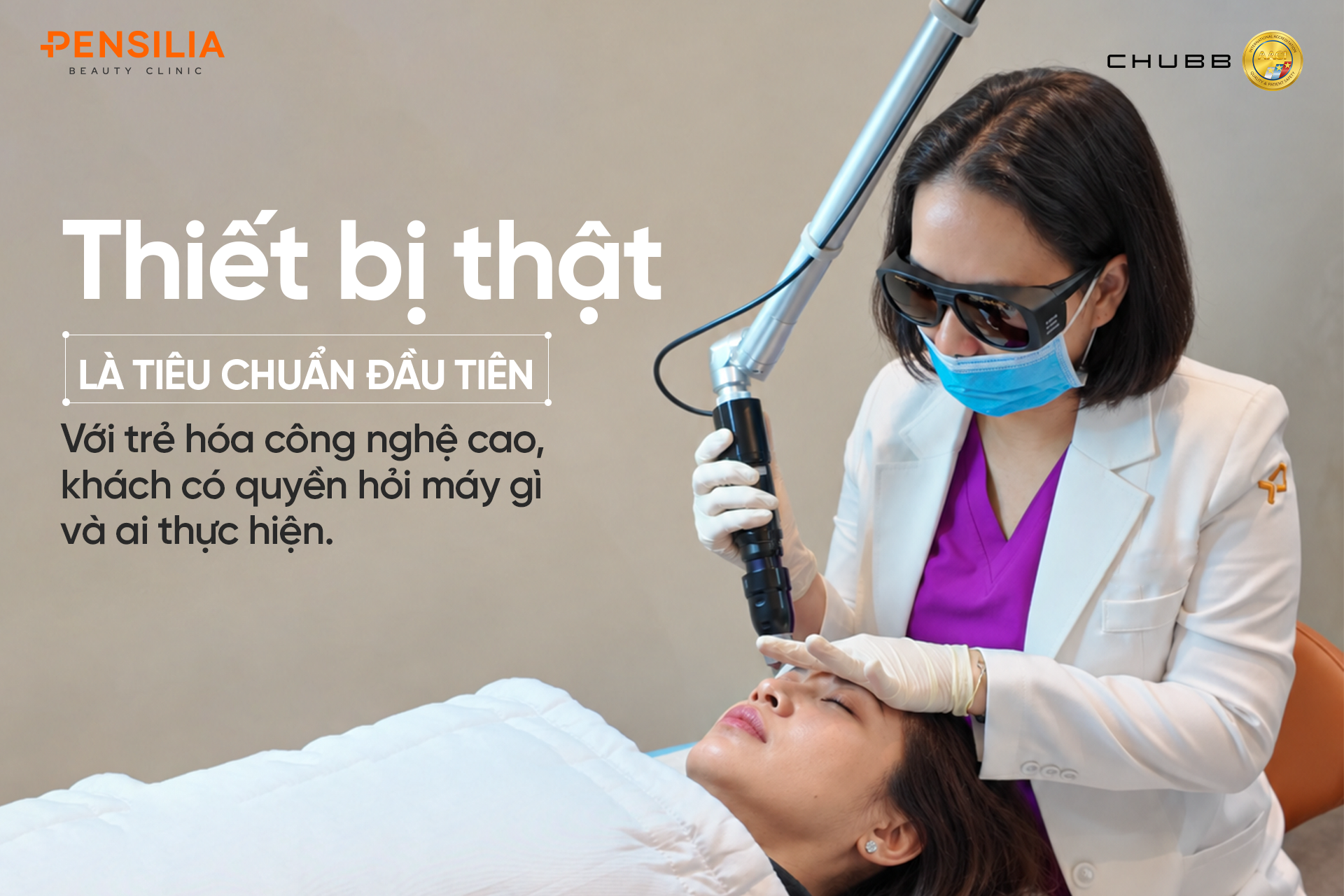 Bác sĩ da liễu đang thực hiện liệu trình trẻ hóa da công nghệ cao với thiết bị thật chính hãng tại Pensilia.